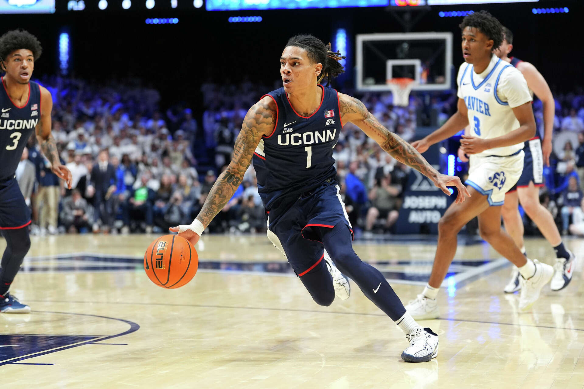 dante maddox supera un record importante nella lega basket, dimostrando talento e determinazione eccezionali sul campo.