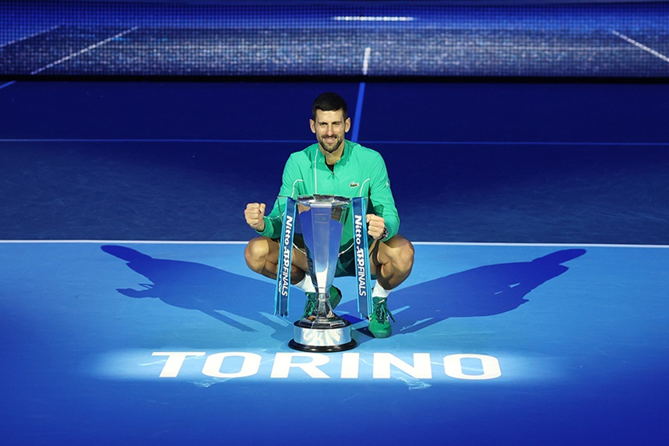 djokovic trionfa alle olimpiadi di tennis, conquistando la medaglia d'oro con una prestazione straordinaria e dimostrando ancora una volta la sua supremazia nel mondo del tennis.
