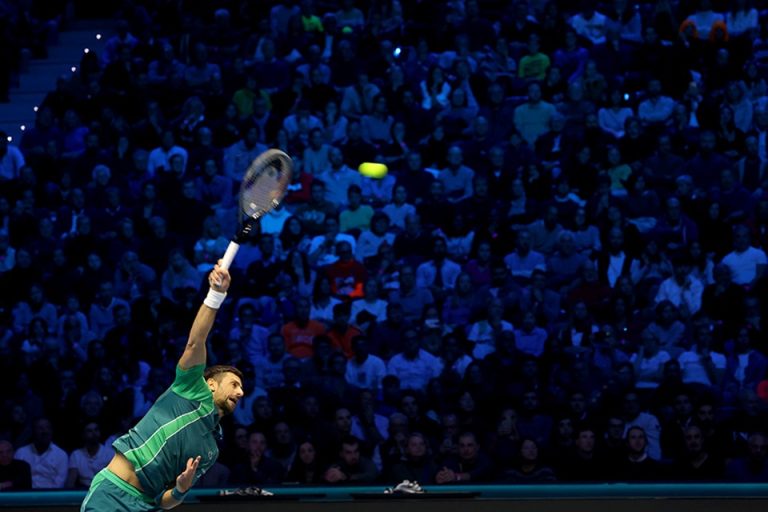 novak djokovic trionfa alle olimpiadi di tennis, conquistando la medaglia d'oro con una performance straordinaria e dimostrando la sua supremazia nel mondo del tennis.
