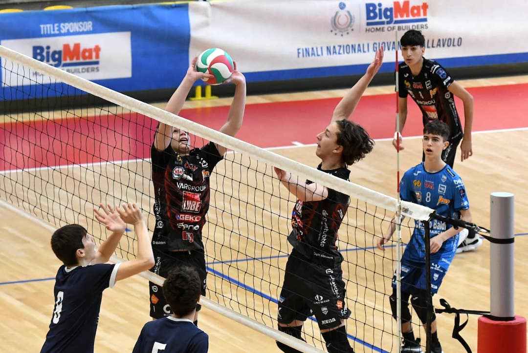 scopri i giovani talenti del sv 98 schwetzingen, campioni di futsal nel distretto. una squadra promettente con grande passione e abilità nel calcio a 5.