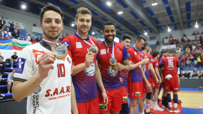 pallavolo: saint-nazaire si prepara per le finali con passione e determinazione. segui tutte le ultime notizie e aggiornamenti sulla squadra in corsa per il titolo.