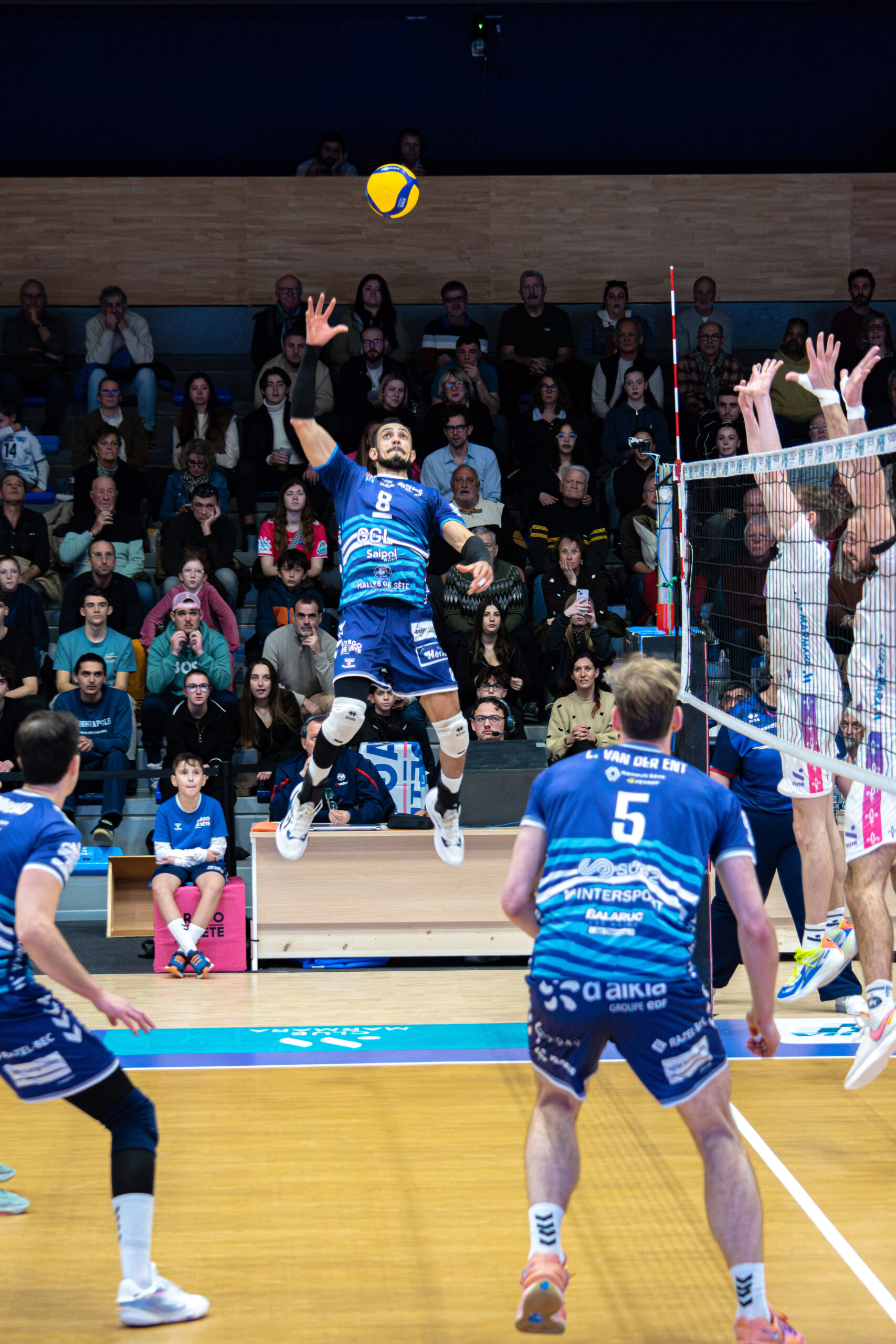 volley: les équipes under 18 de l'arago sète avancent avec succès dans le challenge de france.